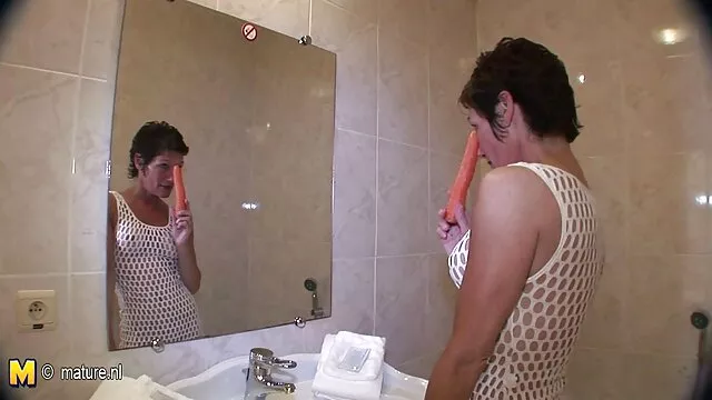 Angelica Taylor sử xxx nguoi voi cho dụng bộ ngực lớn họng, để can thiệp vào các ống.