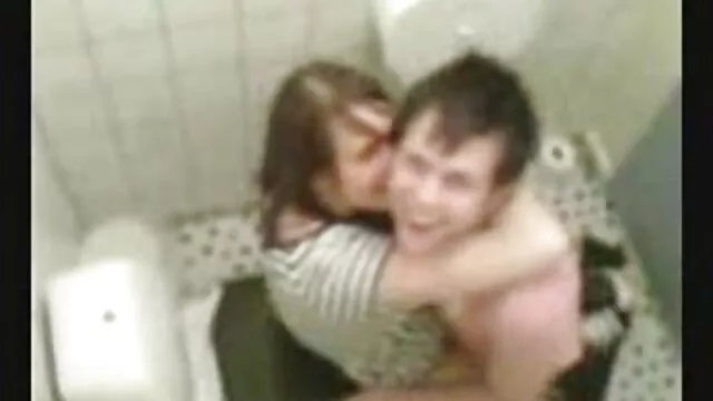 Anh đã kết sex thu xxx thúc, em gái của bạn gái cạo lông mu ngủ với hắn trên chiếc ghế