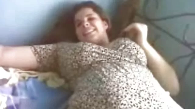 Một người nga xuất hiện trước mặt các webcam. xxx người và thú