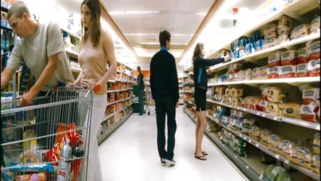 Các cô gái tóc vàng là ngồi trong một văn phòng tắm của xxx voi ngua trung tâm mua sắm.