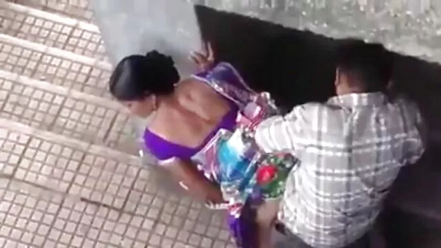 Một cô gái dễ thương gian lận như một người xxx người và thú chuyên nghiệp với một người bạn.