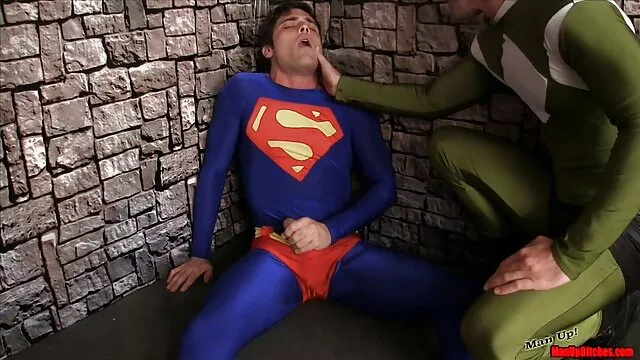 Hôn tình yêu trên sàn nhà trong phòng tắm xxx sex thú