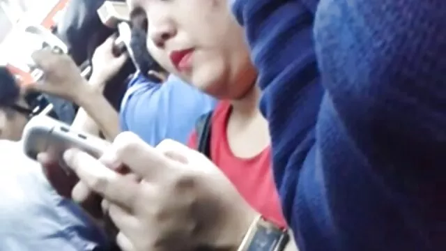 Cô gái shit mông của phim xxx nguoi va thu ngồi trong một phòng tắm