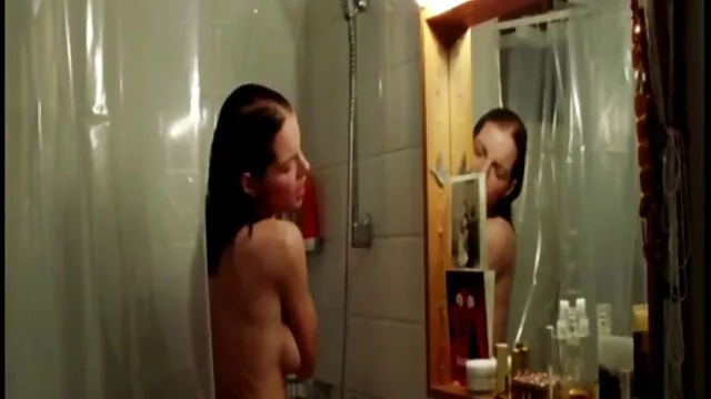 Các phụ nữ đưa các giáo viên giữa ngực mình và đặt phim xxx thu vat trên bàn.