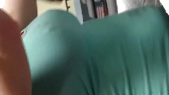 Các cô gái đen trên ban xxx cho du nguoi công ở phía trước của các webcam.