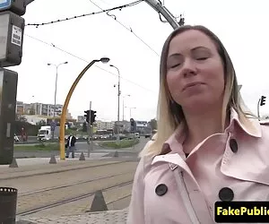 Cô sex thu xx gái tóc đen shit quần lót màu hồng